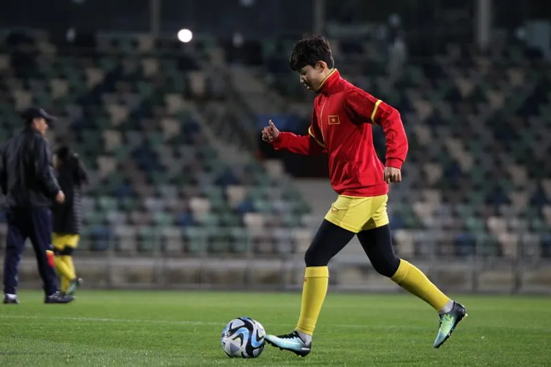 Thời tiết lạnh nên các cầu thủ phải mặc áo ấm trên sân tập