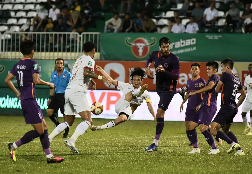 Tuấn Anh tung cú sút trước hàng phòng ngự đội B.Bình Dương