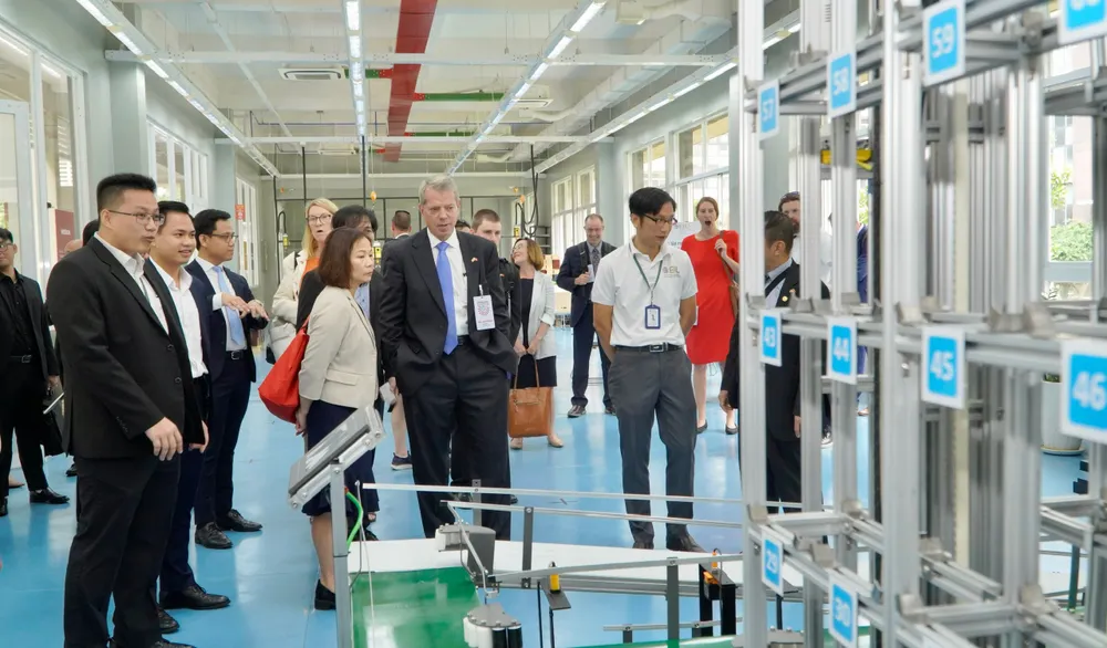 Đoàn doanh nghiệp bang Nebraska tham quan Trung tâm Giám sát, điều hành thông minh tỉnh Bình Dương (IOC) tại tầng 1, tháp A, Trung tâm Hành chính tỉnh.