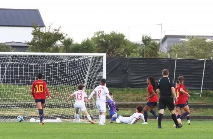 Xung quanh sân được che bạt nhằm bảo đảm tính chất trận đấu kín của hai đội Xung quanh sân được che bạt nhằm bảo đảm tính chất trận đấu kín của hai đội