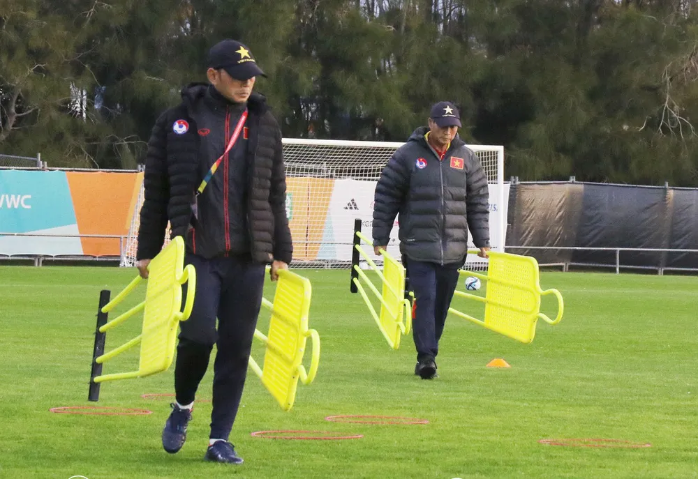 Các trợ lý HLV chuẩn bị dụng cụ để các cầu thủ tập luyện