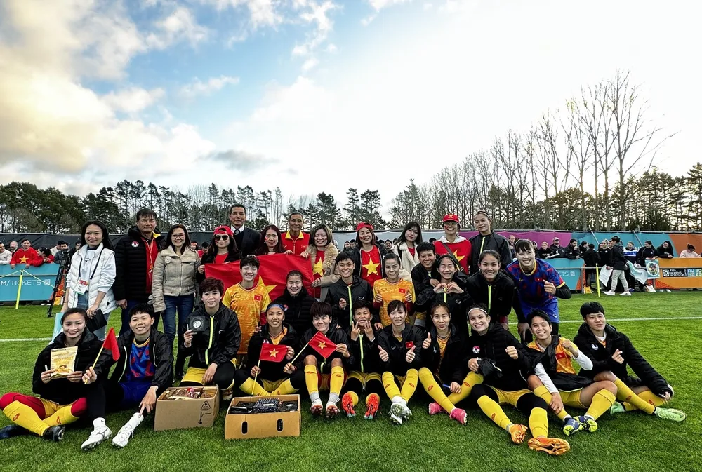 Người hâm mộ chụp hình lưu niệm cùng các tuyển thủ sau buổi tập Người hâm mộ chụp hình lưu niệm cùng các tuyển thủ sau buổi tập