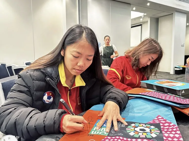 Huỳnh Như ký vào lá cờ góc sân bóng theo như quy định của FIFA