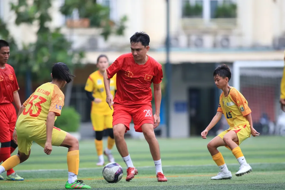 Cựu tuyển thủ Nguyễn Tuấn Phong thi đấu trong đội hình của Công ty Trí Việt