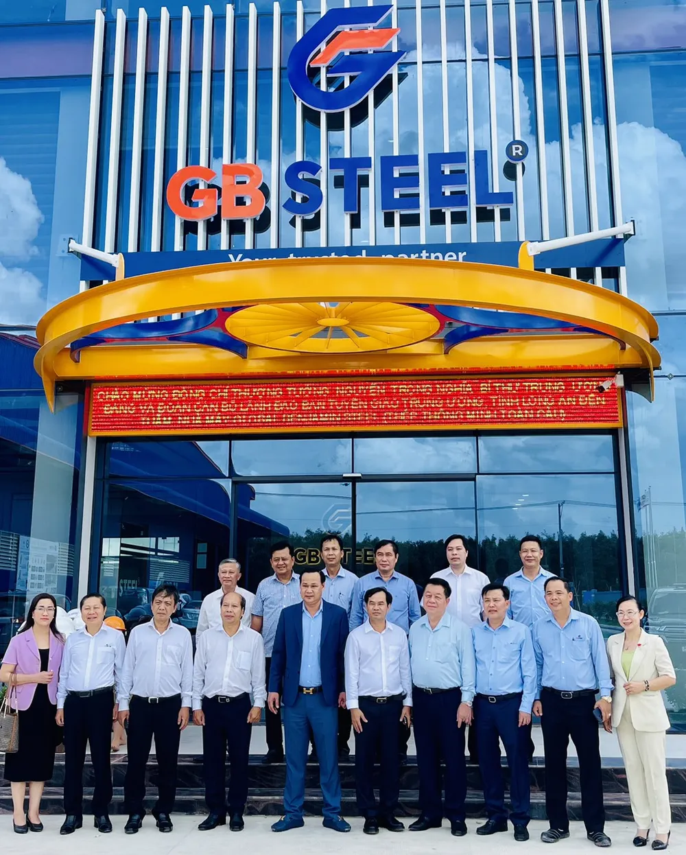 Đoàn công tác cùng lãnh đạo Công ty Thép Thông Minh Toàn Cầu chụp ảnh kỷ niệm trước nhà máy Đoàn công tác cùng lãnh đạo Công ty Thép Thông Minh Toàn Cầu chụp ảnh kỷ niệm trước nhà máy