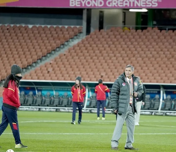 Nhằm bảo dưỡng mặt sân cho trận đấu diễn ra ngày hôm sau nên cả hai đội tuyển Việt Nam và Bồ Đào Nha đều không được tập cùng bóng trên sân Waikato Nhằm bảo dưỡng mặt sân cho trận đấu diễn ra ngày hôm sau nên cả hai đội tuyển Việt Nam và Bồ Đào Nha đều không được tập cùng bóng trên sân Waikato