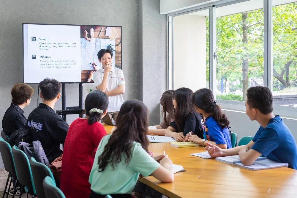 Sinh viên học nhóm tại Thư viện Trường Đại học Quốc tế Miền Đông