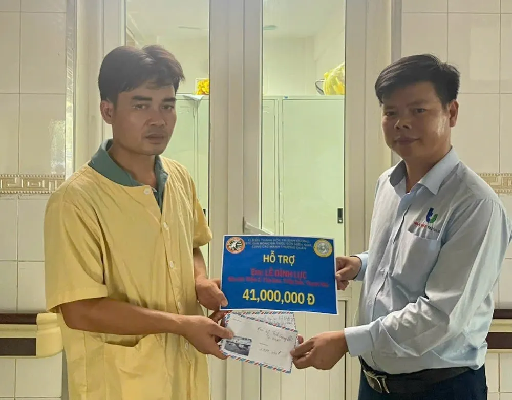 Đại diện BTC động viên hỗ trợ đồng hương Lê Đình Lực tại bệnh viện