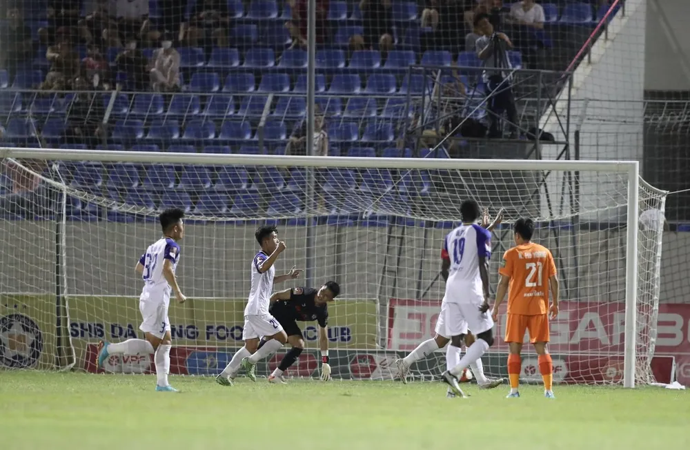 Bàn thắng muộn của SLNA càng đẩy Đà Nẵng đến gần hơn với cửa xuống hạng. Ảnh: PHI HẢI