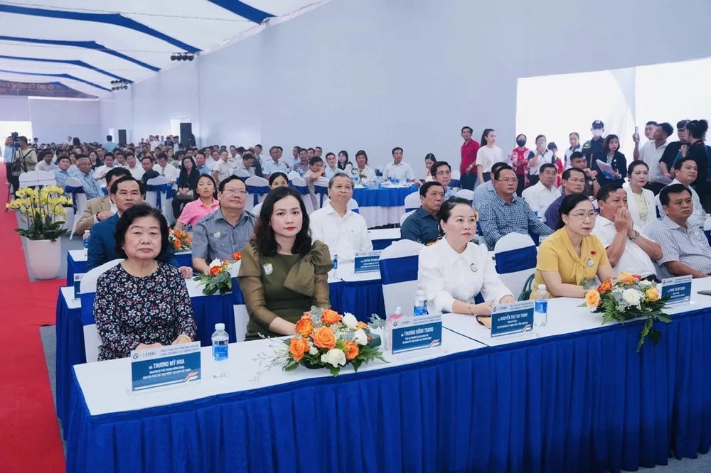 Các đại biểu đến tham dự lễ khánh thành nhà máy Global Benjamin Steel Các đại biểu đến tham dự lễ khánh thành nhà máy Global Benjamin Steel