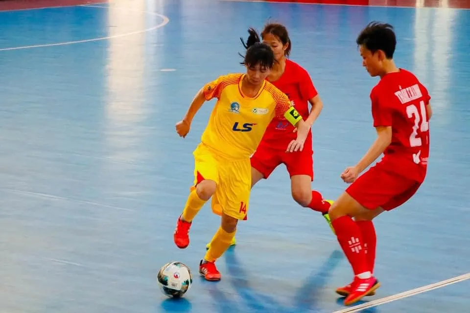 Cô là cầu thủ hiếm hoi thành công cả ở môn futsal lẫn sân 11 người