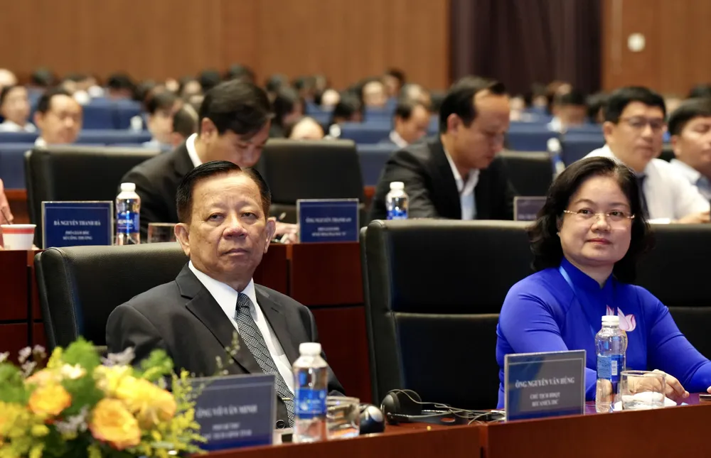 Bà Nguyễn Thị Mỹ Hằng, Chủ tịch Ủy ban mặt trận Tổ quốc Việt Nam tỉnh Bình Dương (bên phải); Ông Nguyễn Văn Hùng – Chủ tịch Hội đồng quản trị Tổng Công ty Becamex IDC (bên trái) tham dự diễn đàn Bà Nguyễn Thị Mỹ Hằng, Chủ tịch Ủy ban mặt trận Tổ quốc Việt Nam tỉnh Bình Dương (bên phải); Ông Nguyễn Văn Hùng – Chủ tịch Hội đồng quản trị Tổng Công ty Becamex IDC (bên trái) tham dự diễn đàn