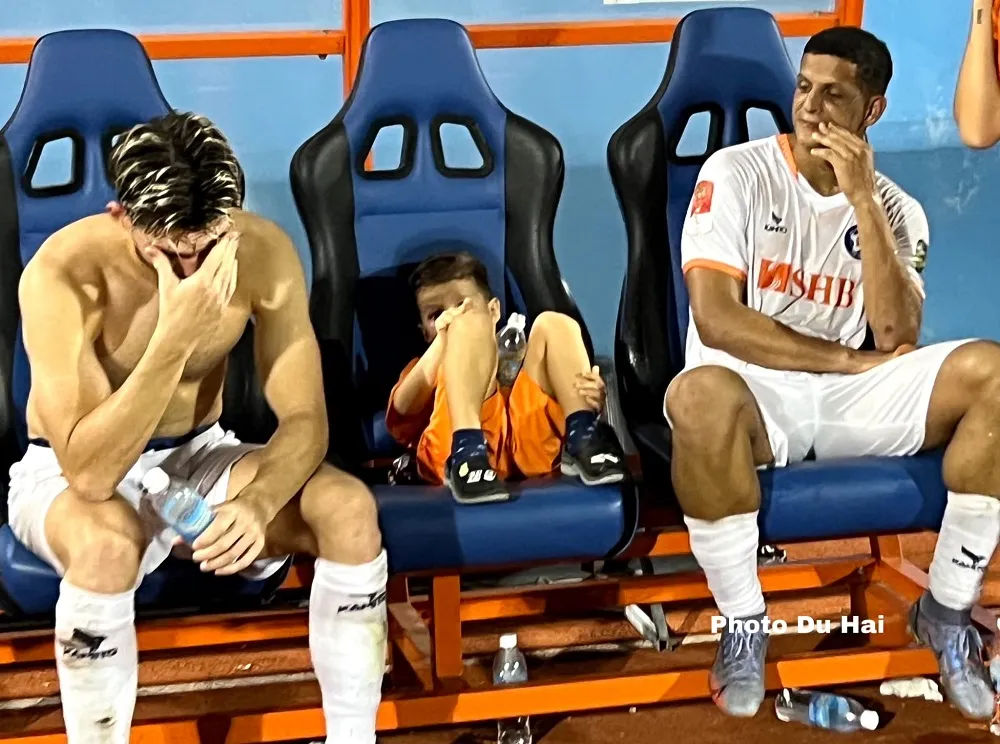 Các ngoại binh của đội Đà Nẵng thất vọng ở khu kỹ thuật sau trận đấu. Ảnh: DƯ HẢI