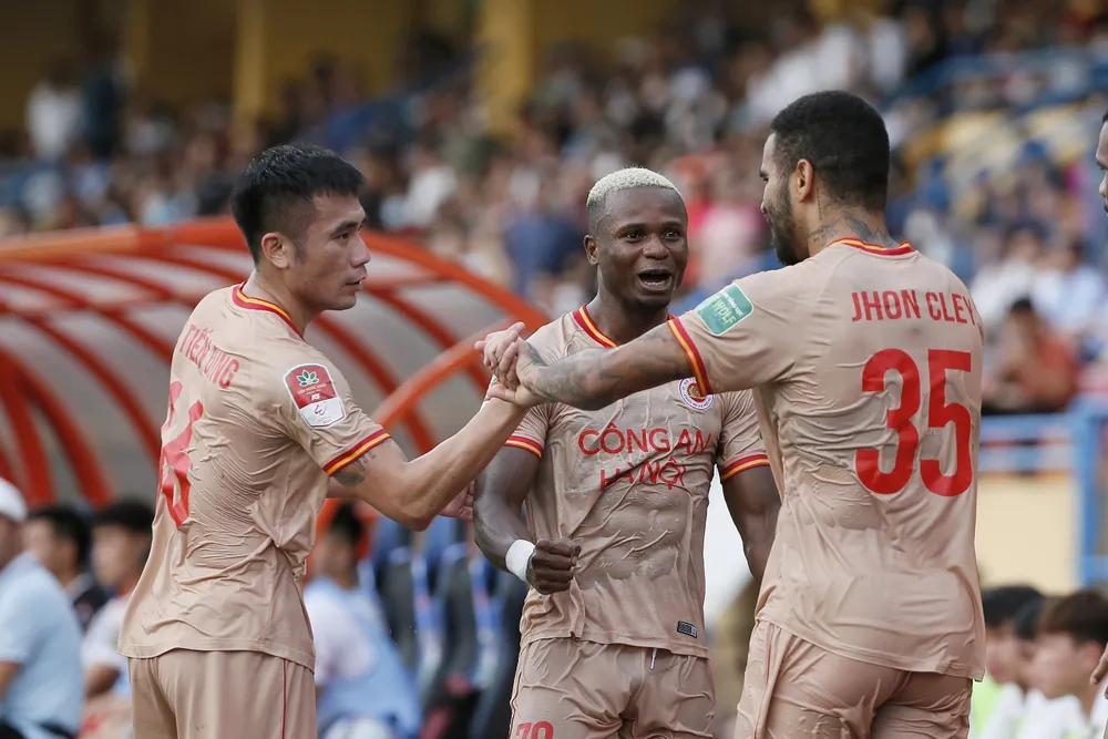 CAHN như chạm 1 tay vào Cúp vô địch trước lượt trận cuối