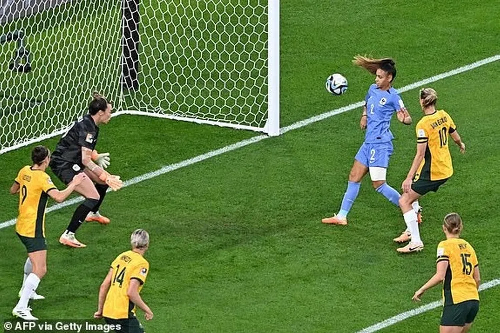 Pha bỏ lỡ cơ hội của Lakar ở đầu trận. Ảnh: Getty