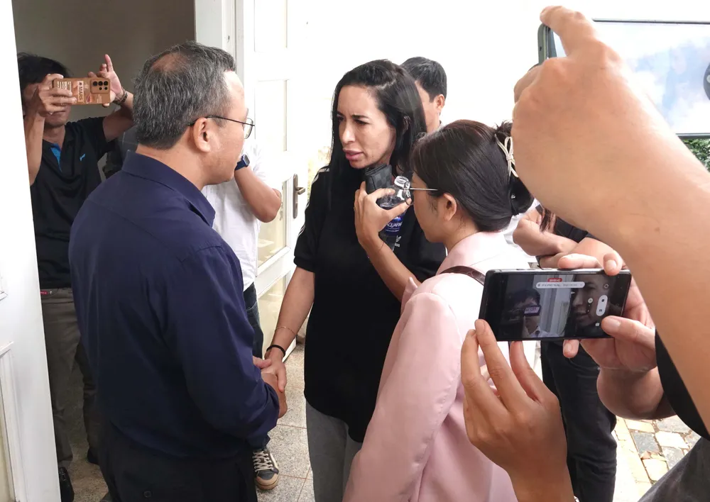 Ông Khuất Việt Hùng, Phó Chủ tịch Chuyên trách Uỷ ban An toàn Giao thông (ATGT) Quốc gia thăm hỏi, động viên vợ của tiền đạo xấu số Paollo. Ảnh: Minh Vỹ.