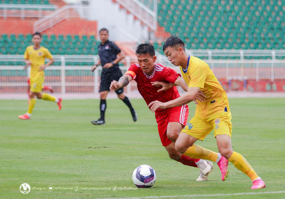 Đồng Nai (áo đỏ) trở lại hạng Nhất sau nhiều năm cầm cự ở sân chơi hạng Nhì quốc gia