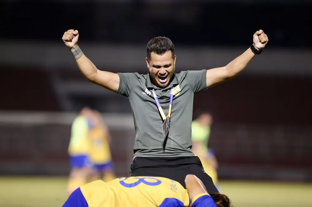 HLV Phan Thanh Bình vui mừng cùng các học trò sau chiến thắng ở loạt sút luân lưu