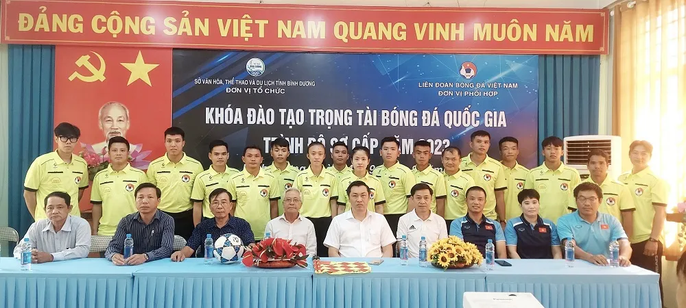 Ban tổ chức và các học viên chụp hình lưu niệm tại lễ khai giảng