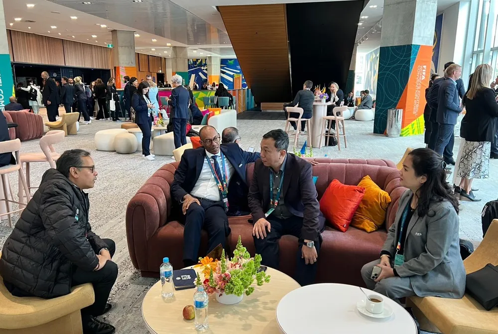 Chủ tịch LĐBĐVN Trần Quốc Tuấn (phải) và ông Kenny Jean Marie- Trưởng bộ phận phụ trách các Liên đoàn thành viên của FIFA (trái) Chủ tịch LĐBĐVN Trần Quốc Tuấn (phải) và ông Kenny Jean Marie- Trưởng bộ phận phụ trách các Liên đoàn thành viên của FIFA (trái)