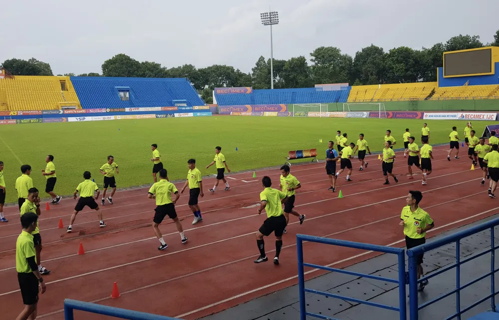 Các trọng tài trong buổi học trên sân Bình Dương