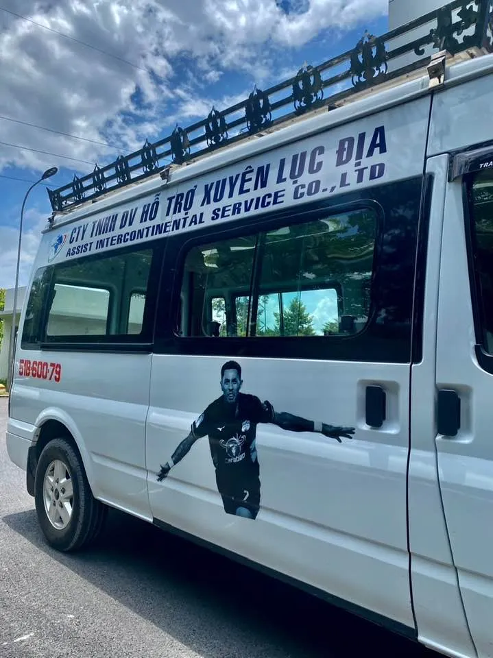 Xe đưa thi thể của Paollo ra sân bay về nước