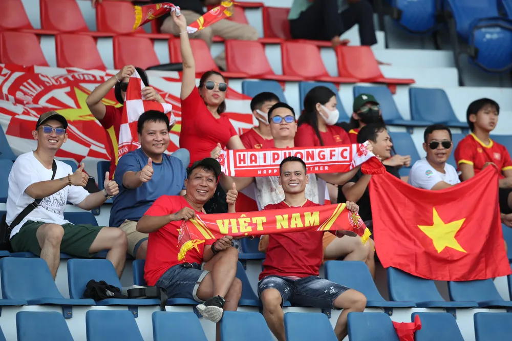 CĐV Việt Nam đồng hành cùng thầy trò HLV Hoàng Anh Tuấn CĐV Việt Nam đồng hành cùng thầy trò HLV Hoàng Anh Tuấn