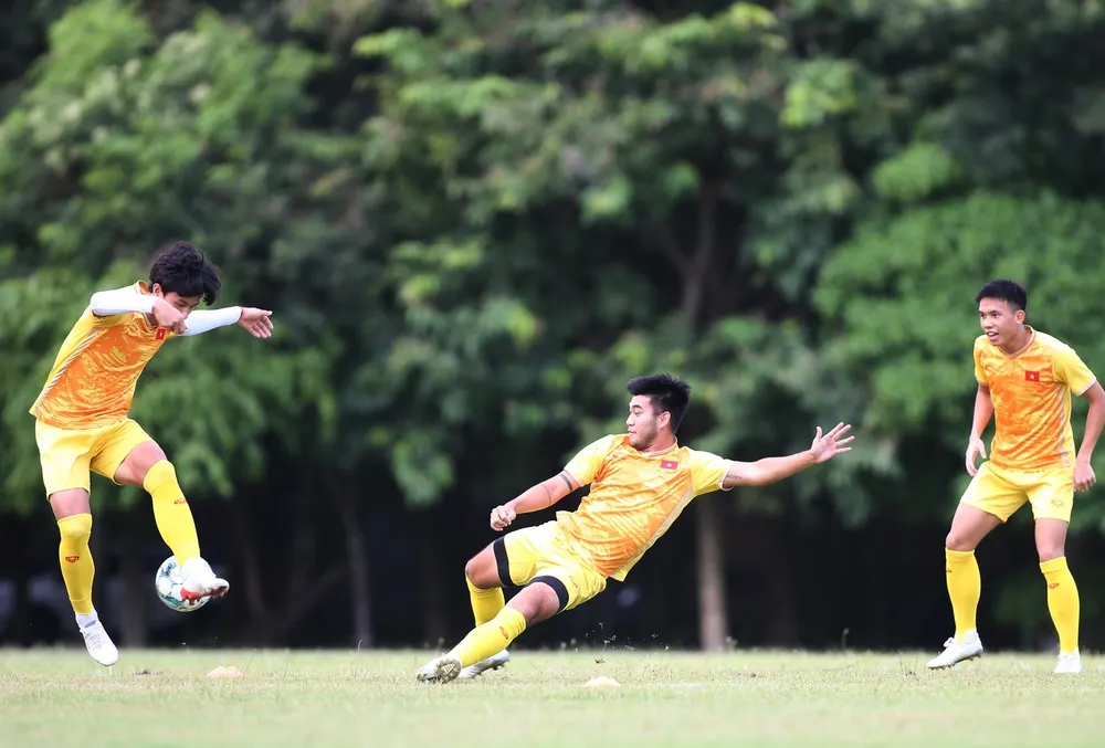 Vào buổi chiều cùng ngày, đội đã ra sân tập. Buổi tập nhẹ, duy trì trước trận chung kết. HLV Hoàng Anh Tuấn dành trọng tâm cho các bài tập mang tính hồi phục và giúp duy trì tinh thần hứng khởi cho các học trò. Ông cùng các cộng sự cũng dành ít phút cuối buổi để củng cố hệ thống phòng ngự cho U23 Việt Nam.