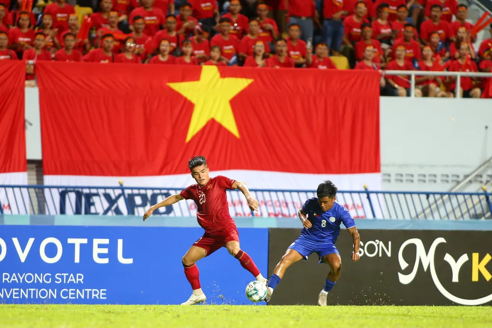 Rất đông người hâm mộ Việt Nam đồng hành cùng thầy trò HLV Hoàng Anh Tuấn từ đầu giải