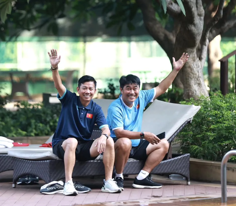 HLV Hoàng Anh Tuấn và trợ lý Trần Minh Chiến. Ảnh: ĐỨC NGUYỄN