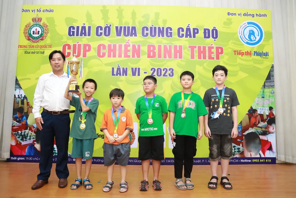 Ông Huỳnh Tấn Bảo – Trưởng ban tổ chức trao giải cho các kỳ thủ