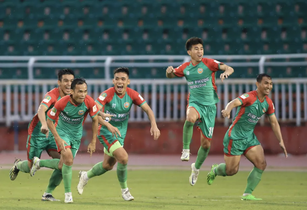 Niềm vui của các cầu thủ Bình Phước sau chiến thắng 4-3 ở loạt sút luân lưu