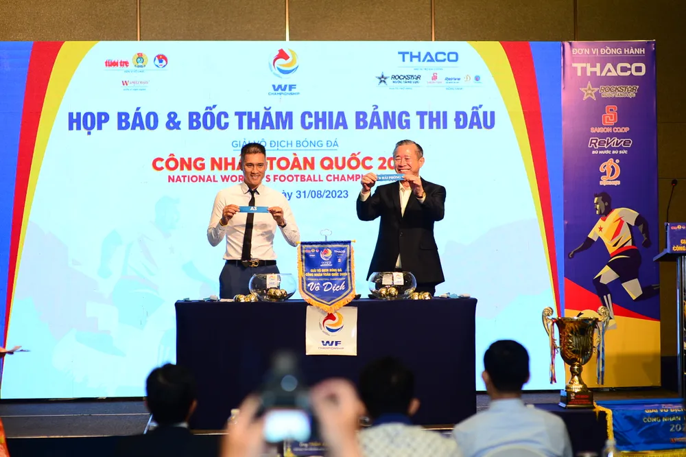 Cựu tuyển thủ Công Vinh trong phần bốc thăm chia bảng Cựu tuyển thủ Công Vinh trong phần bốc thăm chia bảng