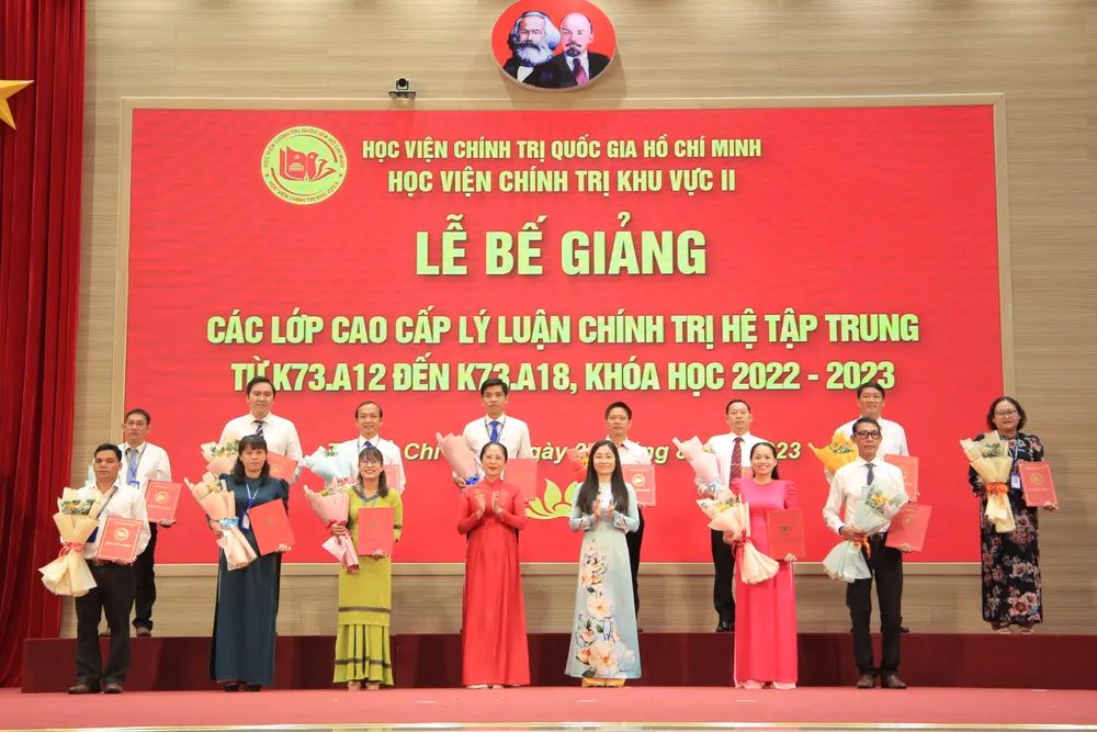 PGS.TS Nguyễn Thị Tuyết Mai (Phó Giám đốc Học viện chính trị KV2) trao bằng tốt nghiệp cho học viên.