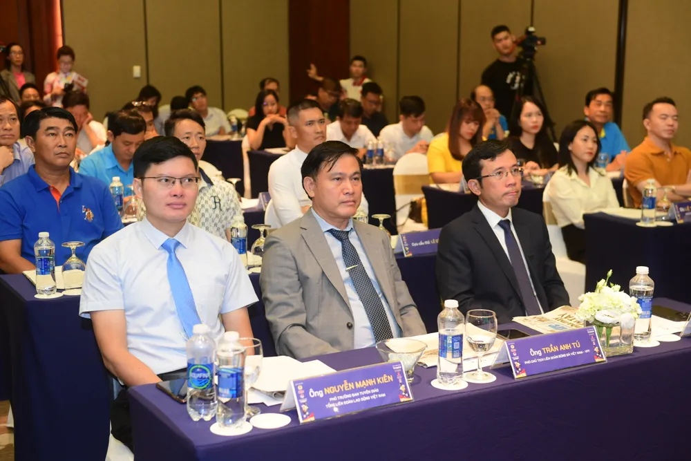 Tổng giá trị giải thưởng gần 900 triệu đồng, trong đó đội vô địch nhận Cúp và 150 triệu đồng Tổng giá trị giải thưởng gần 900 triệu đồng, trong đó đội vô địch nhận Cúp và 150 triệu đồng