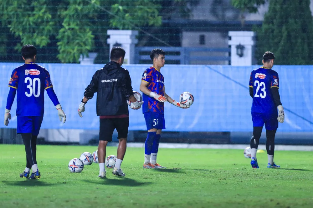 Trợ lý Ngô Việt Trung trong bài tập với các thủ môn