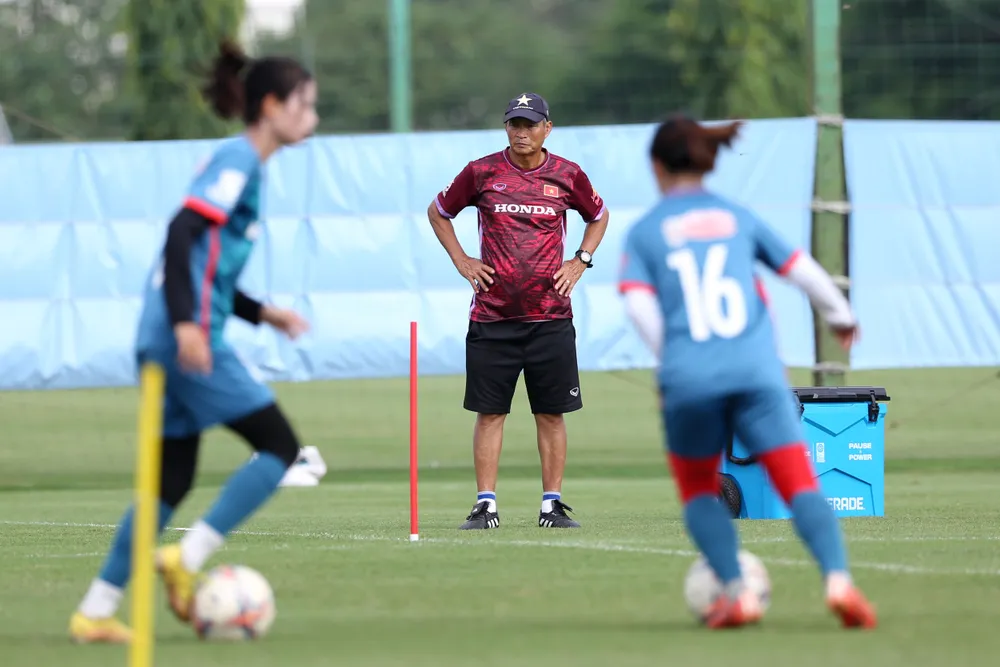 HLV Mai Đức Chung đã đưa nhiều cầu thủ trẻ tham dự ASIAD 19 nhằm chuẩn bị cho giai đoạn chuyển giao thế hệ ở đội tuyển nữ Việt Nam. Ảnh: VƯƠNG ANH