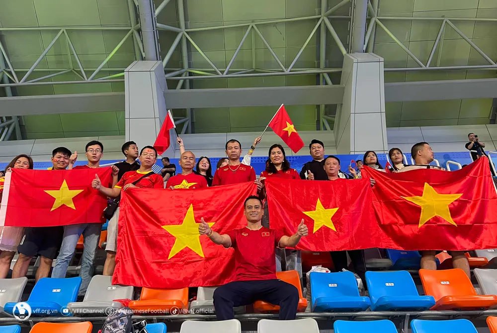 CĐV Việt Nam đồng hành cùng thầy trò HLV Hoàng Anh Tuấn từ đầu giải CĐV Việt Nam đồng hành cùng thầy trò HLV Hoàng Anh Tuấn từ đầu giải