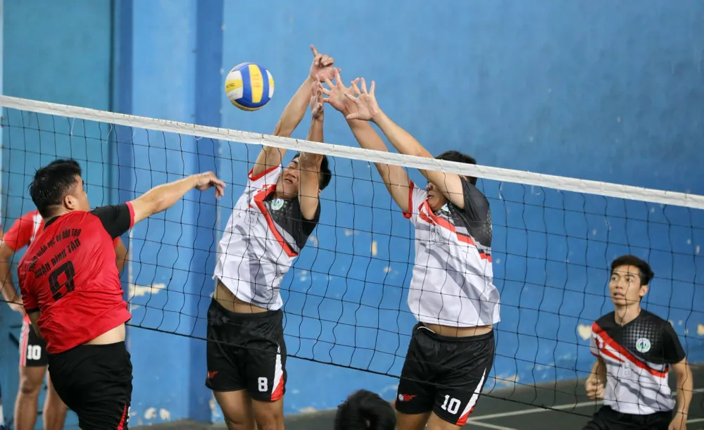 Pha chắn bóng của Phòng Giáo dục và đào tạo huyện Hóc Môn trước tay đập Quận Bình Tân. Ảnh: DŨNG PHƯƠNG