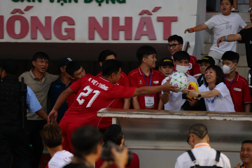 Việt Thắng tặng bóng kỷ niệm cho cựu tuyển thủ Thùy Trang Việt Thắng tặng bóng kỷ niệm cho cựu tuyển thủ Thùy Trang