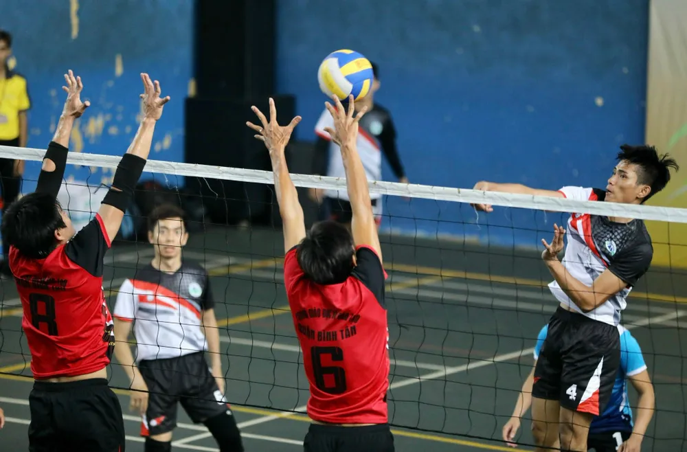 Màn so tài hấp dẫn tại Giải bóng chuyền truyền thống ngành Giáo dục và Đào tạo huyện Hóc Môn năm 2023. Ảnh: DŨNG PHƯƠNG