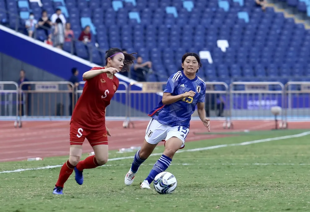 Hoàng Thị Loan đi bóng trước sự áp sát của hậu vệ Nhật Bản