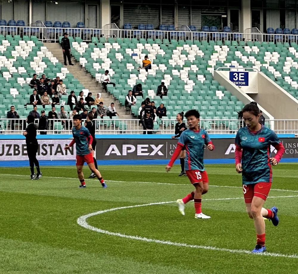 Các cầu thủ Việt Nam khởi động trước trận đấu