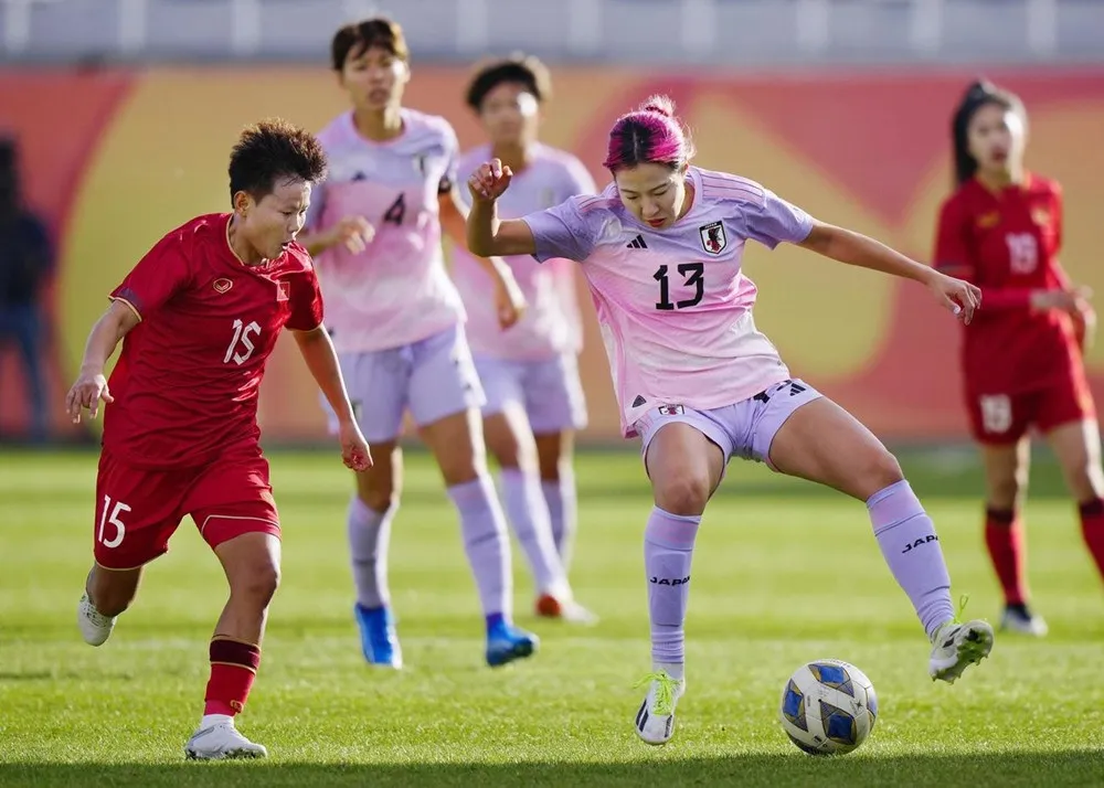 Bích Thùy nỗ lực ngăn chặn pha lên bóng của cầu thủ Nhật Bản