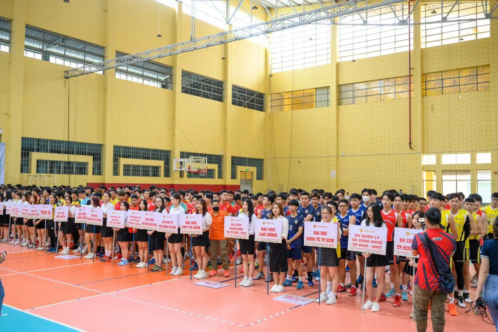 Đông đảo đội bóng sinh viên tham dự giải do Thiên Tân tổ chức. Ảnh: PHÚC NGUYỄN Đông đảo đội bóng sinh viên tham dự giải do Thiên Tân tổ chức. Ảnh: PHÚC NGUYỄN