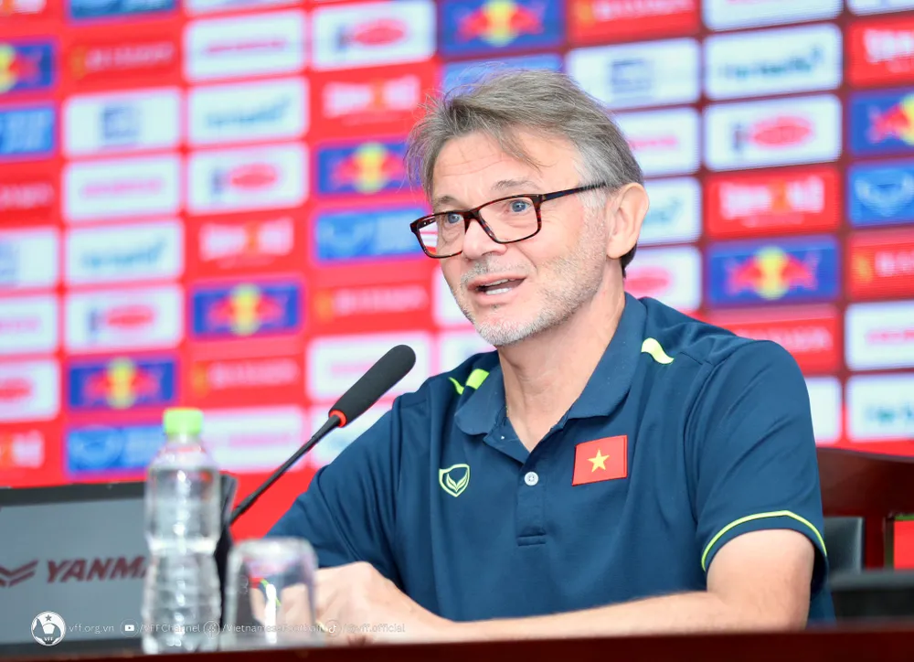 HLV Troussier cùng các học trò vừa có màn khởi đầu thuận lợi tại Philippines