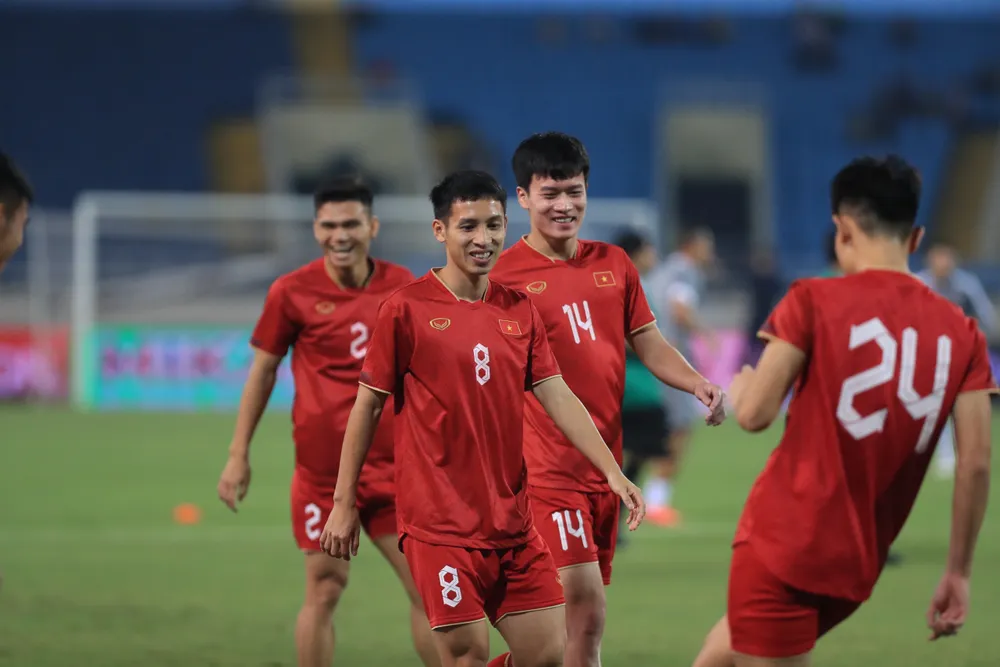 Đội tuyển Việt Nam khởi động trên sân. Khá bất ngờ khi Hoàng Đức tiếp tục ngồi trên ghế dự bị