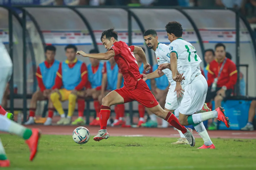 Văn Toàn nỗ lực đi bóng trước sự đeo bám của cầu thủ Iraq