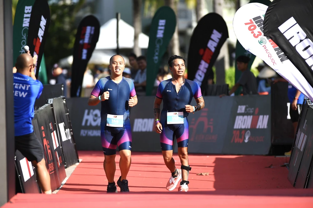 Võ Huỳnh Anh Khoa (phải) và Phan Huy Khôi tại sự kiện Ironman 70.3.