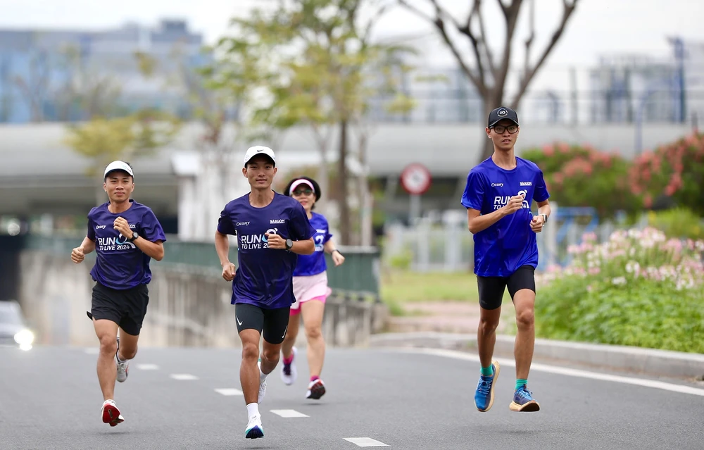 Tuyển thủ Hoàng Nguyên Thanh cùng các VĐV phong trào chạy thử nghiệm đường đua Run To Live 2024. Ảnh: DŨNG PHƯƠNG